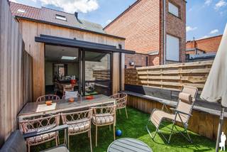 <strong>Instapklare woning pal in het centrum van Duffel</strong><br /><br /><strong>Algemeen:</strong><br />- Gerenoveerde energiezuinige woning met EPC B<br />- Volledig geïnstalleerde KVIK keuken met ontbijthoek<br />- Grote leefruimte met zithoek en open keuken <br />- Bureauruimte<br />- 2 ruime slaapkamers <br />- Grote badkamer met inloopdouche<br />- Onderhoudsvriendelijke tuin met automatische zonneluifel<br />- Optimale lichtinval dankzij raampartij en lichtstraat<br />- Beschikbaarheid: april 2027<br /><br /><strong>Onmiddellijke omgeving:</strong><br />- Scholen, parken, winkels en openbaar vervoer op fiets- en wandelafstand<br />- Zeer vlotte bereikbaarheid naar Antwerpen en Brussel (E19 en trein)<br /><br /><strong>Bijzondere kenmerken:</strong><br />- Kwalitatieve totaalrenovatie 2021<br />- Verwarming via DAIKIN airco toestellen<br />- Kelder aanwezig<br />- Ramen dubbele beglazing met automatische rolluiken<br />- 12 cm dakisolatie<br />- Vloerisolatie op GLVL en tussenverdiepingen<br /><br /><strong>Indeling:</strong><br /><span>Gelijkvloerse verdieping (ca. 60 m²)</span><br />- Inkomhal met apart gastentoilet<br />- Bureau vooraan<br />- Aparte berging/wasplaats<br />- Leefruimte met zithoek<br />- Volledig geïnstalleerde keuken (Zanussi toestellen) met veel werkruimte<br />- Onderhoudsvriendelijke tuin met voldoende privacy<br /><br /><span>Eerste verdieping (ca. 30 m²)</span><br />- Nachthal <br />- Ruime slaapkamer (ca. 12 m²)<br />- Badkamer met inloopdouche + 2 wastafels en toilet <br /><br /><span>Tweede verdieping (ca. 25 m²)</span><br />- Master bedroom (ca. 20 m²)<br /><br />Voor meer informatie kan u terecht op www.deboerenpartners.be.