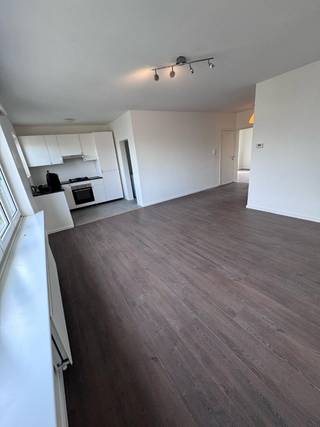 Appartement 2 slk Antwerpen, EPC B

Charmant en instapklaar 2-slaapkamerappartement op topligging

Op zoek naar je eerste eigen thuis of naar een nieuwe woning? Dan is dit appartement op de 3de verdieping van De Bruynlaan 151 misschien precies wat je zoekt.

Dit aangename appartement van 73 m² werd recent gerenoveerd en is dankzij de uitgevoerde werken sterk verbeterd op vlak van energie: het EPC ging van label F naar label B. Je kan hier dus meteen comfortabel wonen zonder grote renovatiewerken te moeten plannen.

De lichte leefruimte biedt voldoende plaats voor een gezellige zithoek en eettafel. De aparte keuken is praktisch ingericht en sluit mooi aan bij de leefruimte.

Verder beschikt het appartement over twee ruime slaapkamers. Ideaal voor een gezin, maar ook voor wie een extra kamer wil gebruiken als thuiskantoor, dressing, hobbyruimte of logeerkamer. Daarnaast zijn er een badkamer, apart waskot en inkomhal/gang.

Een extra troef is de beperkte maandelijkse kost. Er is geen lift, syndicus of hoge gemeenschappelijke kost, waardoor je ook op lange termijn je vaste kosten beperkt houdt. En die trap naar de 3de verdieping? Die kan je natuurlijk zien als gratis dagelijkse beweging. 😉

Ook de ligging is een grote troef. Op amper 3 minuten wandelen vind je verschillende tramverbindingen, waaronder tram 2, 4 en 10, en bus 29A en 29B. Voor je dagelijkse boodschappen liggen Albert Heijn, Carrefour, Aldi en Lidl allemaal op wandelafstand. Ook Basic-Fit, lokale winkels, bakkers en andere voorzieningen bevinden zich vlakbij.

Kijkdagen

Wil je het appartement graag in het echt komen bekijken? 
Bel mij gerust op het nummer: 0492828368


Een licht, praktisch en recent gerenoveerd appartement met 2 ruime slaapkamers, EPC-label B en een uitstekende ligging. Ideaal als eerste eigen woning, maar zeker ook interessant als investering.