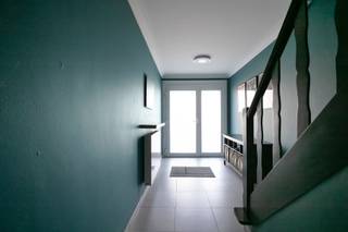 <h3>Ruime bel-etagewoning met <strong>3 slaapkamers,</strong> garage en prachtige tuin te Merksem! Deze ruime en verzorgde bel-etagewoning is rustig gelegen in Merksem en combineert een <strong>praktische indeling</strong> met aangename ruimtes en een schitterende tuin. Dankzij de grote raampartijen geniet de woning van een overvloed aan natuurlijk licht, wat zorgt voor een warme en uitnodigende sfeer. Bij het betreden van de woning komt u terecht in een ruime inkomhal op tegelvloer. Vanuit de hal heeft u toegang tot de eerste slaapkamer en de <strong>ruime garage met automatische poort</strong>. De garage beschikt bovendien over aansluitingen voor een wasmachine en droogkast. Via de garage bereikt u de <strong>prachtige, zonnige tuin met terras</strong>, waar u in alle rust kunt genieten van het buitenleven.</h3><p>Op de eerste verdieping bevindt zich de <strong>lichtrijke leef- en eetruimte</strong>, die dankzij de grote raampartijen een aangenaam open gevoel creëert. De volledig <strong>ingerichte keuken</strong> is voorzien van voldoende kastruimte, een keramische kookplaat, dubbele spoelbak met afdruiprek, combi-oven en koelkast. Vanuit de keuken heeft u toegang tot het terras, waar zich tevens een extra berging bevindt. Via een trap bereikt u rechtstreeks de tuin. Op deze verdieping is daarnaast ook een afzonderlijk gastentoilet aanwezig. De tweede verdieping omvat twee ruime slaapkamers, waaronder de master bedroom met praktische inloopdressing. Verder vindt u hier de badkamer, uitgerust met een dubbele lavabo, een inloopdouche en toilet.</p><p>Extra troeven:</p><ul><li>3 volwaardige slaapkamers</li><li>Ruime garage met automatische poort</li><li>Prachtige tuin met terras</li><li>Extra terras op de eerste verdieping</li><li>Master bedroom met inloopdressing</li><li>Rolluiken aanwezig</li><li>Veel natuurlijke lichtinval</li><li>Praktische en gezinsvriendelijke indeling</li></ul><p><br /> </p><p>Extra: <br />- EPC 222 kWh/m2 jaar (Score C -> GEEN renovatieverplichting!<br />- Elektriciteit conform, (Niet-)asbestveilig<br />- Watertoets: perceelscore A, gebouwscore A. <br />- Stedenbouwkundige informatie in aanvraag, maatregelenregister in aanvraag</p><p>Nabij school, winkels, autosnelweg, openbaar vervoer, etc. Voor meer info ga naar www.coenenvastgoed.be of bel 03/375.82.92</p>