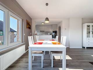 Gemeubeld appartement in een kleinschalige residentie zonder lift, met gemeenschappelijke tuin, rustig maar uiterst centraal gelegen te Nieuwpoort-Bad, op wandelafstand van de zee, winkels en het Maritiem Park.<br />Het appartement omvat een inkomhal, een lichtrijke woonkamer met eetplaats en een open, volledig uitgeruste keuken. Verder beschikt het over een berging, apart toilet, een ruime badkamer met dubbele wastafel en douche en drie volwaardige slaapkamers.<br />Mogelijkheid tot aankoop van een garagebox op het gelijkvloers met afmetingen: 6m13 x 3m15, prijs van € 40.000.<br />Dankzij de praktische indeling, de mooie lichtinval en het verzorgd karakter vormt dit appartement de ideale uitvalsbasis aan zee, zowel als vaste woonst, tweede verblijf of investering.