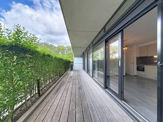 Dit instapklare gelijkvloerse appartement bevindt zich in een recente residentie op een centrale, maar rustige ligging aan de waterlijn in Nieuwpoort-Stad. U geniet hier van een aangename woonomgeving net buiten de drukte van het stadscentrum, terwijl winkels, horeca en andere voorzieningen zich op wandelafstand bevinden.<br />De indeling omvat een inkomhal met apart toilet en een berging met aansluitingen, een lichtrijke woonkamer met keuken en rechtstreekse toegang tot het ruime, zonnige terras. Verder beschikt het appartement over een badkamer met inloopdouche en enkele wastafel, evenals twee slaapkamers die beide directe toegang bieden tot het zongerichte terras.<br />Een private kelderberging in het ondergrondse complex is inbegrepen in de prijs. Daarnaast bestaat de mogelijkheid om een garagebox aan te kopen in het ondergrondse complex op niveau -1.<br />Het gebouw beschikt over een gemeenschappelijke fietsenberging aanwezig.<br />De combinatie van rust, bereikbaarheid en een aangename woonomgeving maakt deze locatie bijzonder aantrekkelijk. Hierdoor is dit appartement ideaal als vaste woonst, tweede verblijf of als interessante investering.