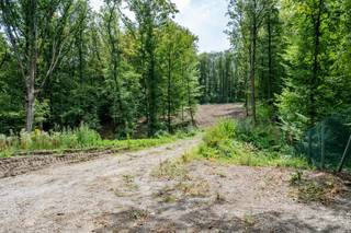 Contact : Maxime Van den Abbeele - 0494/05.23.55 - maxime.v@weinvest.be<br /><br />Et si votre future maison prenait place dans un environnement où la nature fait partie du quotidien ?<br /><br />Votre agence We Invest Charleroi &amp; en Fagne vous propose aujourd'hui cette vaste parcelle à bâtir de 6.635 m², offrant environ 49 mètres de largeur pour 138 mètres de profondeur, au cœur du Domaine de la Forêt, à Philippeville<br /><br />Ici, le cadre fait toute la différence : un environnement verdoyant et boisé, une atmosphère paisible et une véritable sensation d'espace. La parcelle a par ailleurs déjà été déboisée en vue de sa construction, offrant ainsi une base dégagée pour imaginer et concrétiser votre futur projet.<br /><br />Une situation idéale pour celles et ceux qui souhaitent profiter d'un cadre de vie au plus proche de la nature, tout en restant à proximité des nombreux attraits de la région de Philippeville et de l'Entre-Sambre-et-Meuse : promenades, villages de caractère, espaces naturels et activités de plein air.<br /><br />Avec ses dimensions généreuses et son environnement privilégié, ce terrain offre un cadre rare pour donner vie à un projet qui vous ressemble.<br /><br />Faire offre à partir de 97.000 €, sous réserve d'acceptation par les propriétaires.<br /><br />Vous souhaitez découvrir ce terrain et son environnement ? Contactez-nous pour plus d'informations ou pour organiser une visite sur place.<br /><br />Annonce à titre informatif et non contractuelle.