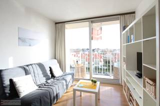 Vanop het zongericht terras is het zalig vertoeven in onze badstad. Met de winkelstraat en verkeersvrije Zeedijk om de hoek is dit een echte topper.<br /><br />Op deze 5de verdieping geniet u bovendien van prachtige vergezichten! EPC = 179. Meubels incluis.<br /><br />Op verdieping -3 is er daarenboven nog een kelder waar u uw strandmateriaal in kwijt kan. <br /><br />Momenteel is de studio verhuurd op jaarbasis.<br /> 