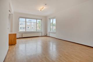 <p>Dit verzorgd appartement met twee slaapkamers is gelegen op de Antwerpsesteenweg in Lier en biedt een aangename combinatie van ruimte, lichtinval en comfort.</p>
<p><strong>Indeling:</strong><br />Via de inkomhal komt u terecht in de ruime en lichtrijke leefruimte met aansluitend een volledig uitgeruste open keuken. Deze beschikt over een kookvuur, dampkap, oven, koelkast, vaatwasser en voldoende kastruimte.</p>
<p>Verder omvat het appartement twee volwaardige slaapkamers, een badkamer ingericht met douche en lavabo-meubel, evenals een apart gastentoilet.</p>
<p><strong>Bijzonderheden:</strong><br />Maandelijkse huurprijs: €925.<br />Maandelijkse kosten: €25 (gemene delen).<br />Gezellig terras aanwezig.<br />Volledig uitgeruste open keuken.<br />Twee slaapkamers.</p>
<p><strong>Ligging:</strong><br />Gelegen op de Antwerpsesteenweg in Lier, met winkels, openbaar vervoer en invalswegen in de onmiddellijke omgeving. Dankzij de vlotte verbinding bereikt u zowel het centrum van Lier als omliggende gemeenten in een mum van tijd.</p>