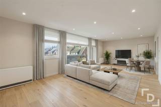 Prachtig gelegen en ruim appartement met garage te koop in Ieper, ideaal voor eigen bewoning of investering.Dit appartement is als volgt ingedeeld: Leefruimte met grote raampartijen die uitkijken op een zuid-west gericht terras. De keuken is volledig uitgerust en heeft een praktische indeling, met aanvullend een ruime opbergruimte. De badkamer is uitgerust met een douche in bad en een wastafel. In de centrale hal vinden we een apart toilet en toegang tot de slaapkamers. Er zijn 3 slaapkamers aanwezig, waarvan één toegang heeft tot een apart terras aan de achterzijde van het gebouw. Op het gelijkvloers vinden we een privé garage die uitkomt aan de voorkant van het gebouw en in de kelderverdieping vinden we een kelderberging.Het appartement ligt in een rustige, goed bereikbare buurt met gemakkelijke toegang tot winkels, scholen, openbaar vervoer en recreatiemogelijkheden.Extra's:* EPC-F: Na het plaatsen van lucht-luchtwarmtepomp stijgt het EPC-label naar B* Eigen garage* Elektrische verwarming* Centrale ligging in IeperDit pand kan onderhevig zijn aan de renovatieverplichting die door de Vlaamse overheid wordt opgelegd voor residentiële gebouwen.Consulteer voor meer informatie de website van het Vlaams Energie- en Klimaatagentschap via https://www.vlaanderen.be/een-woning-kopen/renovatieverplichting-voor-residentiele-gebouwen-vanaf-2023.