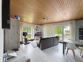 Appartement op topligging te koop. Het geniet van een vlotte verbinding met het station van Brugge, E40, E403 en verder is het op fietsafstand van Brugge Centrum.Indeling- Inkomhal met afzonderlijk toilet en vestiaire- Woonkamer (25m²) - Keuken voorzien van dubbele spoelbak, elektrische kookplaat, dampkap en voldoende kastruimte - Badkamer voorzien van douche en lavabo- Slaapkamer 1- Slaapkamer 2- Berging Verder geniet het appartement van een terras en garage.