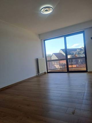 Mooi ruim appartement met 2 slpk,ruime woonkamer,keuken ,2 bergingen, 2 terrassen. <br />Zeer goed gelegen op 300m van station bus en trein en 350 van winkelstraat.<br />Bus stop voor de deur.<br />