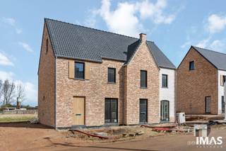 <p><span>Woning Oude Baan 17 A Loksbergen</span></p><p><span> </span></p><p><span>op grond van 3.45 are;</span></p><p><span>oriëntatie tuin zuid-oost</span></p><p><span>aantal slaapkamers: 3 ( 4 mogelijk, na inrichting van zolderniveau );</span></p><p><span>161.40 m² bewoonbaar</span></p><p><span> </span></p><p><span>Woonproject De Zilveren Helm in het landelijke, groene Loksbergen biedt nog 5 tijdloze halfopen BEN-woningen in een doodlopende straat: rustig wonen zonder doorgaand verkeer, mét volop ruimte om buiten te leven. Natuur en stilte gaan hier hand in hand met een vlotte bereikbaarheid: de E314 ligt op ca. 10 minuten, Halen op 5 minuten en Diest/Herk-de-Stad op korte afstand.</span></p><p><span>De woningen zijn ontworpen met een sterke focus op duurzaamheid en energiezuinig comfort (A+-niveau): degelijke isolatie, warmtepomp met vloerverwarming, ventilatiesysteem D met warmterecuperatie, zonnepanelen en een regenwaterput van 7.500 liter. Elke woning telt 3 slaapkamers en een ruime zolder (vaste trap) met potentieel voor extra kamer(s) of hobbyruimte. De bewoonbare oppervlakte varieert van 161 tot 165 m².</span></p><p><span>Belangrijk: de woningen zijn klaar voor verdere afwerking en kunnen casco+ aangekocht worden. Dat betekent kopen in de huidige staat, zodat u zélf de stelposten voor vloeren, faiences,sanitaire toestellen, keuken en binnenschrijnwerk naar eigen smaak en timing kan uitvoeren (prijzen op aanvraag). Oplevering voorzien richting najaar/november 2026.</span></p><p><span>Vragen of een plaatsbezoek, contacteer dan Immo Diest 013 31 25 22 - info@immodiest.be of Jan Vanonckelen op 0498 52 64 52 of op jan.vanonckelen@immodiest.be</span></p><p><span> </span></p><p><span> </span></p><p><span> </span></p><p><span> </span></p><p><span> </span></p>