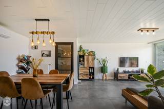 Op een toplocatie in Herent bevindt zich dit recent vernieuwd appartement met twee slaapkamers, een gezellig terras en een ondergrondse staanplaats met berging. Dankzij de centrale ligging op amper 10 minuten wandelen van het station, geniet u van een uitstekende bereikbaarheid, terwijl winkels, scholen en horecazaken zich op wandelafstand bevinden.<br /><br />Via de inkomhal met vestiaire betreden we het appartement. De lichtrijke leefruimte biedt voldoende plaats voor een gezellige zithoek en een aparte eetruimte. De leefruimte geeft uit op het gezellige terras. De open keuken sluit naadloos aan op de leefruimte en is uitgerust met kwalitatieve toestellen. Aansluitend bevindt zich een praktische wasplaats/berging.<br />De nachthal leidt naar twee volwaardige slaapkamers en een stijlvolle badkamer, ingericht met een inloopdouche, dubbel lavabomeubel en toilet. Zowel de leefruimte als beide slaapkamers zijn voorzien van een airco-unit. <br /><br />Ten slotte beschikt u over een ruime ondergrondse staanplaats met aansluitend een ruime kelderberging.<br /><br />Dit is een uitstekende opportuniteit als u op zoek bent naar een recent vernieuwd appartement met twee slaapkamers, een terras en een ondergrondse staanplaats te Herent. Contacteer ons voor meer informatie op 0480 66 14 77 of via info@boonstravastgoed.be.<br /><br />Bijzonderheden:<br />- 2 slaapkamers<br />- Recent gerenoveerd<br />- Ondergrondse staanplaats