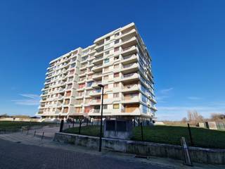 APPARTEMENT MET 1 SLAAPKAMER MET ZONNETERRAS EN FANTASTISCH OPEN ZICHT GELEGEN AAN HET STRAND EN DE PRACHTIGE LEOPOLD I ESPLANADE TE DE...