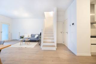 Gesitueerd op enkele minuten van Tour&amp;Taxis vind u dit DUPLEX APPARTEMENT van maar liefst 121m² en 11m² TERRAS. Gelegen op de begane grond in een privatieve steeg van een klein modern gebouw. Inkomhal, 40m² LICHTRIJK WOONKAMER, aparte gastentoilet en eerste berging op de gelijkvloers verdieping. Op de eerste verdieping zijn twee GROTE slaapkamers (14m² &amp; 16m²), 2de berging en ruime badkamer. Super EPC B+ met gedeeld gebruik van ZONNEPANELEN en EXTRA HOGE ISOLATIE. Kelder aan te kopen, parking optioneel. Verkoop onderworpen aan registratierechten (12,5%) op de grondwaarde en BTW (21%) op de constructiewaarde. Bezoek nu EXCLUSIEF met TREVI! 