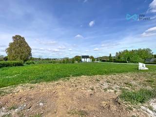 <p>Superbe terrain d’environ 12 ares 64 ca situé dans le charmant village de Cognelée, à proximité de Namur et des principaux axes routiers.</p>
<p>Ce terrain à bâtir offre un cadre calme et agréable pour la réalisation de votre projet de construction (sous réserve d’acceptation de la commune). Il dispose d’environ 25,20 m de largeur à rue et 50,35 m de profondeur. Terrain plat avec orientation Nord-Ouest à l’arrière.</p>
<p>Terrain entièrement équipé, situé en zone d’habitat à caractère rural et libre de tout constructeur.<br />Le bornage est à charge de l’acquéreur.</p>
<p>Vente sous réserve d'accord du propriétaire.<br />***** Pour recevoir d'autres opportunités en exclusivité, nous vous invitons à nous contacter directement. Nous sommes disponibles pour vous accompagner dans votre recherche d'achat ou d'investissement ainsi que dans votre projet de vente. Pour toute demande d'évaluation GRATUITE et SANS ENGAGEMENT, contactez votre expert au 0475/90.75.40. *****</p>