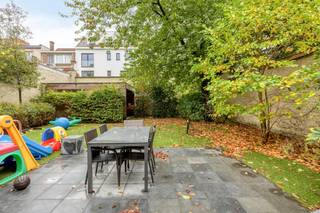 Charmant herenhuis gelegen aan de Leopold II-laan in Koekelberg.<br />Deze op te frissen woning beschikt over een royale oppervlakte van 464m². Vandaag is ze ingedeeld als kinderdagverblijf (op de verdiepingen -1 en 0), waarvan de activiteit reeds werd stopgezet, en een woongedeelte met 7 slaapkamers.<br /><br />De indeling van de woning is als volgt:<br />Verdieping -1: vroeger kinderdagverblijf (meerdere ruimtes, waaronder een kleine keuken), toegang tot de zuidgeoriënteerde tuin, kelder op -2, technische ruimte met verwarmingsketel (Viessmann, 2014 en gekeurd).<br /><br />Verdieping 0: tweede deel van het kinderdagverblijf met twee royale leefruimtes, keuken, bijkeuken en toegang tot het terras en de tuin.<br /><br />Verdieping 1: eerste deel van het woongedeelte: lichtrijke woonkamer, ruime eetkamer met keuken, bureau, badkamer voorzien van dubbele wastafel, bad en douche. Op het tussenverdiep bevindt zich nog een vestiaire/bergruimte met elektrische boiler en een apart toilet.<br /><br />Verdieping 2: drie ruime (slaap)kamers, waarvan één met aanpalend terras (28 m²).<br /><br />Verdieping 3: vernieuwde berging, vier slaapkamers (gelegen onder het dak), badkamer met douche en twee wastafels, en een apart toilet.<br /><br />De achtergevel werd geïsoleerd in 2007.<br />Het EPC vermeldt dat de gevel niet geïsoleerd is, maar de achtergevel werd wel degelijk geïsoleerd in 2007. Elektrische keuring conform.<br /><br />Wenst u dit pand graag te bezichtigen? Doe een aanvraag via www.dewaele.com of via Danielle Kaluza 0491 27 21 88.