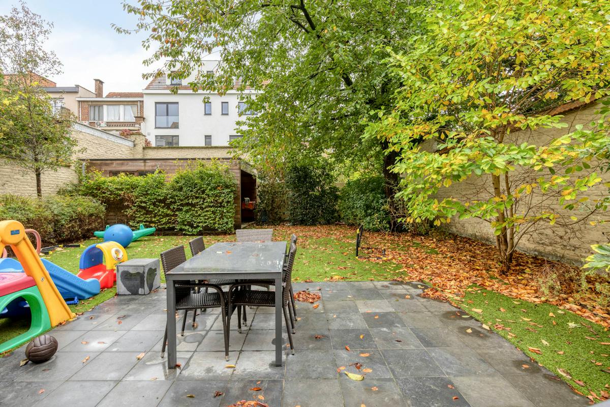 Maison de ville de 7 chambres à rafraîchir avec jardin urbain. - photo 2