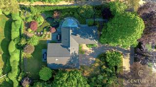 <p>Grotendeels gelijkvloerse, recent gerenoveerde villa met prachtig aangelegde en omheinde tuin die van volledige privacy geniet op een perceel van ca. 1700m² in residentiele verkaveling “De Lint”.</p>
<p>Deze unieke woning is bosrijk gelegen in het schilderachtige Oud-Turnhout, vlakbij uitgestrekte bossen waar het heerlijk wandelen is en toch maar op een 25 autominuten van zowel Eindhoven (NL) als Antwerpen (BE).</p>
<p>Indeling</p>
<p>Inkomhal op fraai eiken parket met vestiaire en een gastentoilet. Bureauruimte met ingemaakte kasten. Aan de inkomhal grenst ook een slaapkamer met eigen badkamer voorzien van toilet, wastafel en douche. Speels ingedeelde woonkamer met een gezellig zitgedeelte rond de haardpartij. De eetkamer geniet van een panoramisch uitzicht op de mooie tuin en de terrassen. De woonkamer geeft op haar beurt toegang middels de schuiframen tot het zonneterras waar uiteraard elektrische zonneluifels aanwezig zijn waar het heerlijk vertoeven is. De keuken is praktisch van indeling, heeft veel kastenruimte en een onderhoudsvriendelijk hardstenen werkblad. De keuken is volledig uitgerust met kwaliteitstoestellen. Achter de keuken is een halletje waar de wasruimte is voorzien. Vanuit de woonkamer komt u in de hoofdslaapkamer die een “suite” op zichzelf is. Deze kamer is ruim van oppervlakte, heeft een mooi uitzicht op de tuin is voorzien van ingemaakte kasten en geeft uit naar de eigen inloop dressing. Een deur die licht doorlaat geeft toegang tot de aangrenzende badkamer met dubbele wastafel, douche en ligbad.</p>
<p>Aan de ”achterhal” bevindt zich een toilet en de trap die tot op de bovenverdieping komt. Hier is een bijzonder ruime kamer die kan dienen als slaapkamer, bureau of mogelijk zelfs nog op te splitsen is door haar ruime afmetingen. Deze kamer heeft nog een naastgelegen (berg-)kamer die ook natuurlijke lichtinval heeft. Wat de indeling betreft zijn er hier talloze mogelijkheden.</p>
<p>De garage biedt plaats aan 2 auto’s en heeft een achtergelegen ruime bergplaats waar veel gestockeerd kan worden.</p>
<p>Buitengebeuren</p>
<p>De tuin is werkelijk prachtig aangelegd. Grote terrassen die zowel in als uit de zon genieten van volledige privacy. Geen zin in spontane visite? Met het sluiten van de automatische toegangspoort en de auto in de garage is er geen grotere rust te vinden dan in deze woning. De voorzijde van de tuin is aan weerszijden afgezet (met poortjes) voor de veiligheid voor kinderen en viervoeters wanneer de poort openstaat deze niet de weg op kunnen lopen.</p>
<p>+++Pluspunten+++</p>
<ul>
<li>Volledig omheind</li>
<li>Prachtig aangelegde volgroeide tuin met tuinberegening via grondwater</li>
<li>Gelijkvloers, levensbestendig wonen</li>
<li>Recent grotendeels gerenoveerd</li>
<li>Dubbele inpandige garage</li>
</ul>