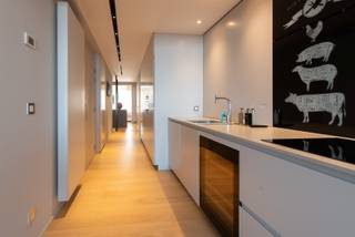 In de stijlvolle leefruimte geniet je van een adembenemend frontaal zeezicht, omringd door hoogwaardige materialen, maatwerkmeubilair en een...