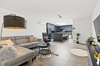 Op zoek naar een volledig gerenoveerde en instapklare gezinswoning op een topligging in Kallo? Deze woning onderging in 2025 een totaalrenovatie en combineert een moderne afwerking met veel ruimte en hedendaags wooncomfort. Dankzij onder andere nieuwe ramen, isolatie, zonnepanelen en airconditioning beschikt de woning bovendien over een gunstig EPC-label B.<br /><br />Gelijkvloers<br />- Ruime inkomhal met voldoende plaats voor jassen en schoenen<br />- Glazen deur naar de moderne en lichtrijke leefruimte<br />- Volledig uitgeruste open keuken met kwalitatieve afwerking<br />- Groot kookeiland met plaats voor maar liefst 6 personen<br />- Rechtstreekse verbinding vanuit de leefruimte naar de buitenruimte<br />- Nieuwe badkamer met inloopdouche en lavabo<br />- Apart gastentoilet<br />- Zeer ruime en praktische berging/wasplaats<br />- Handige zijingang, ideaal voor fietsen, vuilnisbakken en extra opbergruimte<br />- Ruime kelder<br /><br />Eerste verdieping<br />- 3 volwaardige slaapkamers<br />- Apart toilet<br />- Airconditioning voorzien voor optimaal wooncomfort<br />- Handige bergzolder<br /><br />Buitenruimte<br />- Op de bovenste verdieping werd een extra gezellige buitenruimte gecreëerd, volledig ingericht als zitplaats<br />- Veel privacy en geen inkijk<br /><br />Algemeen<br />- Volledige renovatie uitgevoerd in 2025<br />- EPC-label B<br />- Moderne en kwalitatieve afwerking<br />- Gelegen op een topligging in Kallo<br /><br />Een energiezuinige, volledig vernieuwde gezinswoning waar ruimte, comfort en een moderne afwerking centraal staan. Verhuizen en genieten kan hier meteen!