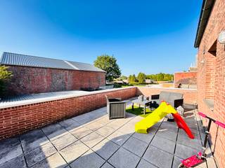 Toppertje in zijn segment !!!dit appartement heeft een terras van 25 m²bestaande uit inkom, woonkamer met keuken, 2 slaapkamers en badkamer, berging...