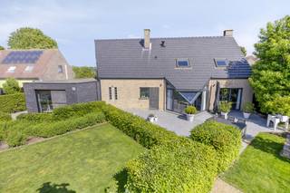 * op de grens met BOUTERSEM : <u><strong>Kerkomstraat 110 BREISEM</strong></u><br />* piepklein gehuchtje van<u><strong> KUMTICH (Tienen)</strong></u><br />* <u><strong>TIENEN</strong></u> op 5 minuutjes, <strong><u>LEUVEN</u></strong> op 18 min.<br />*<u> treinstation</u> VERTRIJK (lijn Landen-Tienen-Leuven-Brussel) op 3 km<br />* <u><strong>oprit E40</strong></u> te Tienen of BOUTERSEM<br />* vlakbij idyllische Sint-Corneliuskapel<br />--------------------------------------------------------------------------------------------------<br />* zeer gezellige en lichtrijke villa op <u><strong>9,54 are</strong></u> (954 m2)<br />* met <u><strong>aparte (vergunde) kangoeroewoning of bureau</strong></u> (aparte inkom)<br />* totaal +/- <u><strong>326 m2 woonruimte</strong></u> (volgens EPC-attest)<br />-------------------------------------------------------------------------------------------------<br />* aankoop aan <u><strong>slechts 2 % registratierechten (0 % BTW) </strong></u> mogelijk !<br />---> Indien u 2 jaar na de aankoop geen andere woning (meer) heeft .<br />-------------------------------------------------------------------------------------------------<br /><u>GELIJKVLOERS:</u><br />* inkomhall met vestiaire en toilet<br />* aangename <u>LIVING / WOONKAMER</u><br /> ° in L-vorm (+/- 50 m2)<br /> ° mooi uitzicht op de tuin<br /> ° aparte zithoek of bureau in erker<br /><br />* super ingerichte <u>KEUKEN</u> (nieuw van 2012) met EETHOEK (+/- 20 m2)<br />* wasruimte / bijkeuken<br />* GARAGE<br /><br />* <u><strong>KANGOEROEWONING</strong> met aparte inkom</u>, kookhoek, badkamer,toilet, kleine slaapkamer - <br />--> ook ideaal als BUREAU, hobby, .....<br />----------------------------------------------------------------------------------------------------<br /><u>VERDIEPING:</u><br />*<u><strong> 3 KAMERS</strong></u>:<br />--- 1 master bedroom 56 m2 (met dressing), open tot daknok<br />--- 2 kamers van 17 m2<br /><br />* badkamer (bubbelbad, douche)<br />* apart toilet<br />* ruime nachhall<br />---------------------------------------------------------------------------------------------------<br />* prachtig aangelegde <u><strong>TUIN op zuidwesten:</strong></u><br />° achteraan + 30 m breed<br />° <strong>100 % privacy</strong><br />° volledig omheind<br />° diverse aangename zithoekjes <br />° mooi tuinhuis<br />---------------------------------------------------------------------------------------------------<br />DIVERSEN:<br />* <u><strong>23 zonnepanelen</strong></u> met groene-stroomcertificaten tot 2031<br />* warmtepomp-boiler (NIEUW van 2023)<br />* installatie cv (gas, NIEUW van 2026)<br /><br />* villa in <u><strong>100 % perfecte staat van onderhoud</strong></u><br />* geen renovatieplicht dankzij goede EPC-score<br />* geen asbest<br /><br />* verkoop wegens verhuis naar buitenland<br /><br />* interessante <u><strong>PRIJS / KWALITEIT !</strong></u><br />--------------------------------------------------------------------------------------------------<br />