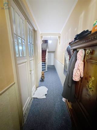 <h3><span>Op te frissen woning met 4 slaapkamers en stadstuintje vlak bij het centrum van Geraardsbergen</span></h3><p><span>Op wandelafstand van het bruisende centrum van Geraardsbergen vindt u deze ruime woning met maar liefst </span><span>4 slaapkamers</span><span>, ideaal voor gezinnen of wie graag wat extra ruimte heeft. Met een praktische indeling, conform gekeurde elektriciteit en tal van mogelijkheden vormt dit de perfecte starters- of gezinswoning.</span></p><p><span>Gelijkvloers</span><span><br />U komt binnen in de ruime leefruimte die vlot aansluit op de afzonderlijke ingerichte keuken. De badkamer is uitgerust met een ligbad met douchefunctie, lavabomeubel en toilet. Daarnaast is er een handige berging/wasplaats en een ruime gang die toegang geeft tot het gezellige stadstuintje.</span></p><p><span>Eerste verdieping</span><span><br />De nachthal leidt naar </span><span>drie grote slaapkamers</span><span>, waarvan één met doorloopkamer ideaal als dressing, bureau of extra kinderkamer.</span></p><p><span>Zolderverdieping</span><span><br />Hier bevindt zich een extra slaapkamer en een grote zolder die u nog verder kunt inrichten tot een bijkomende slaapkamer of hobbyruimte.</span></p><p><span>Pluspunten</span></p><ul><li><span>Elektrische keuring conform AREI</span></li><li><span>EPC label E renovatieplicht</span></li><li><span>Centrale ligging nabij winkels, scholen en openbaar vervoer</span></li></ul><p><span>Deze woning biedt veel ruimte en potentieel voor wie op zoek is naar een betaalbare woning dicht bij het centrum.</span></p><p><span>Interesse?</span><span><br />Reageer via de advertentie en wij contacteren u graag om een bezoek in te plannen.</span></p>