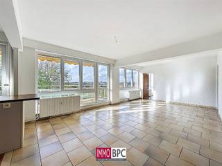 Découvrez ce bel appartement offrant de beaux volumes et une superbe luminosité grâce à une large baie vitrée ouvrant sur un agréable balcon...