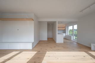 Dit lichtrijk appartement werd volledig gerenoveerd met kwalitatieve materialen en bestaat uit: <br /><br />Lichtrijke woonkamer met open keuken die volledig werd ingericht. Apart toilet.<br />Hoofdslaapkamer voorzien van ingebouwde kasten en privatieve doucheruimte.<br />Twee slaapkamer met ruimte voor een dubbel bed die eveneens over zijn privatieve doucheruimte beschikt.<br /><br />Modern appartement met tijdloze uitstraling in een kleine residentie in Duinbergen.