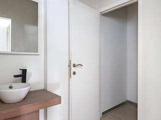 Bent u op zoek naar een strategische uitvalsbasis voor uw winkel, kantoor of horecazaak? Dit uitzonderlijke handelspand in het bruisende centrum...