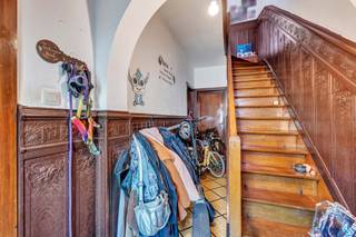 <p>Deze ruime woning bevindt zich in een bijzonder rustige straat, vlak bij het centrum van <strong>Ninove</strong>. Ze combineert royale woonruimtes met een <strong>gunstige EPC-score</strong> en een <strong>zuidwestgerichte tuin</strong>, waar je volop kunt genieten van de namiddag- en avondzon. Hoewel verdere renovatie en afwerking wenselijk zijn, beschikt de woning reeds over een goede energetische basis.</p><p></p><p>Op het gelijkvloers bevinden zich een ruime inkomhal, een woonkamer, een keuken en een praktische berging.</p><p>De eerste verdieping omvat een overloop, <strong>twee ruime slaapkamers</strong> en een badkamer. Via een vaste trap bereik je de <strong>ruime zolderverdieping</strong>, die de mogelijkheid biedt om <strong>twee bijkomende kamers</strong> te creëren, bijvoorbeeld als slaapkamers, bureau, dressing of hobbyruimte.</p><p></p><p>Buiten beschikt de woning bovendien over een <strong>extra berging van 10 m²</strong>, een apart toilet en een kelder, wat zorgt voor heel wat praktische bergruimte.</p><p></p><p>Ondanks de rustige ligging bevinden het centrum van Ninove, winkels, scholen, openbaar vervoer en de belangrijke verbindingswegen richting <strong>Brussel</strong> en <strong>Aalst</strong> zich op korte afstand. Een ideale woning voor wie op zoek is naar <strong>rust, ruimte en tal van mogelijkheden</strong>.</p>