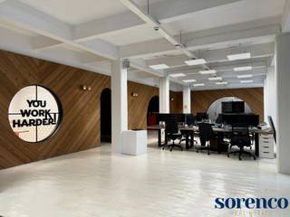 <p>Bent u op zoek naar een karaktervol kantoor op een toplocatie in Antwerpen centrum? Dan is het authentieke commerciële pakhuis 'La Cloche' precies wat u zoekt!</p>
<p>Dit karaktervolle pand, gelegen op de hoek van de Oude Leeuwenrui en het Hessenplein, vlakbij 't Eilandje, biedt een oppervlakte van ca. 585 m². Het gebouw is opgetrokken in een betonnen structuur, met hoge plafonds en grote raampartijen, wat zorgt voor een ruimtelijk en licht interieur.</p>
<p><strong>INDELING:</strong><br />Het kantoor, gelegen op de eerste verdieping verwelkomd u door een ruim onthaal. Het beschikt over twee extra meeting ruimtes van ca. 25 m² en drie private meeting ruimtes, ideaal voor teamvergaderingen of privégesprekken.<br />De open ruimte (kantoor) kan naar wens worden ingedeeld en verdeeld, zodat u het perfect kunt afstemmen op uw specifieke behoeften.</p>
<p>Daarnaast beschikt het pand over een grote, lichtrijke keuken, volledig geïnstalleerd en voorzien van alle moderne gemakken, inclusief een groot bargedeelte.</p>
<p>Het gebouw is uitgerust met een badgesysteem en een alarmsysteem voor optimale beveiliging.<br /><br /><strong>BIJZONDERHEDEN:<br /></strong>* Mobi-score: 9,7/10<br />* Onroerende voorheffing ten laste van de huurder: <span>€2 m²/jaar</span><br />* Personenlift en goederenlift<br />* Parkeermogelijkheden</p>