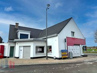 Deze commerciële eigendom combineert een ruime handelsruimte met bijhorende loods, strategisch gelegen langs de Duinkerkekeiweg, op slechts 850 m...