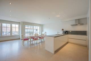 <p>Res. Rodenbach. <br />Gelegen in de Gulden-Vliesstraat, in een recent gebouw uit 2010, bevindt zich dit ruime en lichtrijke appartement. Het appartement is gelegen nabij de Lippenslaan en op wandelafstand van de Zeedijk. <br />De indeling omvat een inkomhal met gastentoilet, een zéér ruime woonkamer met terras, dankzij de zuidgerichte leefruimte geniet het appartement van aangename lichtinval.<br />Een volledig ingerichte open keuken, een praktische berging, een slaapkamer met badkamer en een tweede slaapkamer met douchekamer. Achteraan beschikt het appartement bovendien over een groot terras. <br />Verder is er een ruime, individuele kelder en een gemeenschappelijke fietsenstalling. Er bestaat eveneens de mogelijkheid om een ruime en vlot toegankelijke garagebox in het gebouw aan te kopen. Gunstig EPC-label A.<br />Ref. A738 </p>