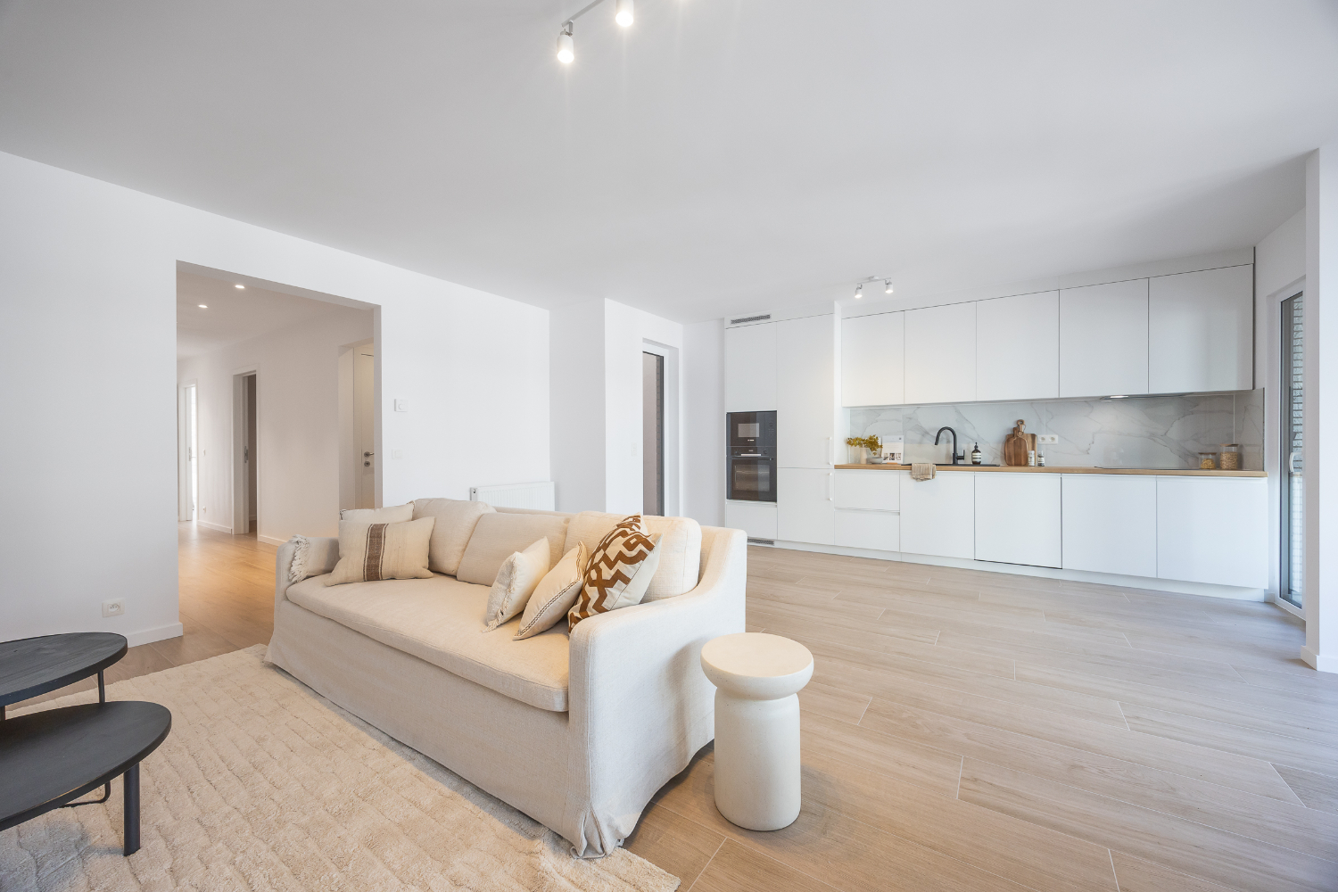 Gerenoveerd drie slaapkamer appartement - photo 2