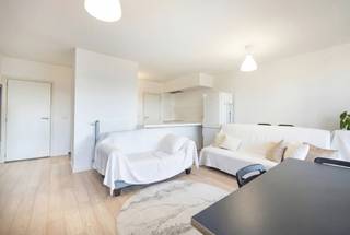 Situé dans un environnement recherché, à proximité immédiate de l’OTAN et de toutes les facilités, découvrez ce bel appartement de ± 90 m² au sein d’un immeuble récent construit en 2012.<br /><br />L’appartement se compose d’un agréable hall d’entrée avec WC invités, d’un lumineux séjour de ± 34 m² avec cuisine ouverte entièrement équipée, de deux chambres confortables, d’une salle de bains ainsi que d’une terrasse de ± 12 m² idéale pour profiter des beaux jours.<br /><br />En sous-sol, vous bénéficierez d’une cave privative (niveau -2/10).<br /><br />Un emplacement de parking intérieur (niveau -2/24) est disponible en supplément au prix de 20.000 € (obligatoire).<br /><br />L’appartement dispose également de placards intégrés et d’un système de vidéophonie pour un confort optimal.<br /><br />Actuellement loué, ce bien représente une excellente opportunité d’investissement.<br /><br />PEB : B