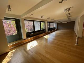 <p>Te huur: lichtrijke en volledig uitgeruste kantoorruimte van 220 m² op de 1e verdieping van een karaktervol gebouw aan het prestigieuze Place Stéphanie in Brussel. Inclusief een privéterras van 30 m², ideaal voor pauzes of kleine bedrijfsactiviteiten.</p>
<p>Voormalig onderkomen van de Beurs van Brussel en de SOROS Stichting – een inspirerende werkplek met ruimte voor tot 20 personen. Indeling:</p>
<ul>
<li>
<p>Grote vergaderruimte / open space (moduleerbaar)</p>
</li>
<li>
<p>3 aparte bureaus</p>
</li>
<li>
<p>1 kleine belruimte / meditatieruimte</p>
</li>
<li>
<p>Groot buitenterras</p>
</li>
<li>
<p>Kitchenette met koelkast en vaatwasser</p>
</li>
<li>
<p>Aparte toiletten voor dames en heren met lavabo</p>
</li>
</ul>
<p>Voorzien van modern comfort:</p>
<ul>
<li>
<p>Eiken parketvloer</p>
</li>
<li>
<p>Ramen met draai-/kiepsysteem</p>
</li>
<li>
<p>Individuele gasverwarming (eigen ketel)</p>
</li>
<li>
<p>Individueel HVAC-systeem</p>
</li>
<li>
<p>Afzonderlijke meters voor gas, elektriciteit en water</p>
</li>
<li>
<p>Design plafondverlichting</p>
</li>
<li>
<p>Lift aanwezig</p>
</li>
</ul>
<p><strong>Privéparkeerplaats toegankelijk</strong> via Kapitein Crespelstraat 53.</p>
<p><strong>Prijs parkeerplaats: €150/maand</strong></p>
<p><strong>Huurvoorwaarden:</strong><br />Bankwaarborg of andere garantie van 6 maanden.</p>
<p>Een unieke ruimte met historische charme, hedendaags comfort en een toplocatie in het hart van Brussel. Onmiddellijk beschikbaar.</p>