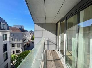 Dit stijlvolle, energiezuinig (D) en lichtrijke appartement, gelegen op de vierde verdieping van de moderne residentie "Manhattan View"...