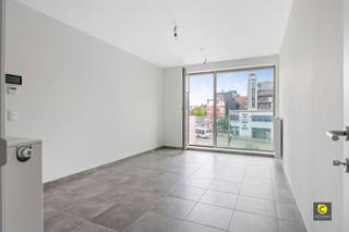 <p><span>Instapklaar 1-slaapkamerappartement met terras op topligging aan het Eilandje</span></p><p><span>Op een absolute toplocatie aan het Kempisch Dok, in de recente residentie Doktoren, bevindt zich dit recente 1-slaapkamerappartement. U woont hier op wandelafstand van het MAS, de jachthaven en een ruim aanbod aan horeca, winkels en openbaar vervoer. De combinatie van water, architectuur en levendigheid zorgt hier elke dag opnieuw voor een echt vakantiegevoel. Dankzij de vlotte aansluiting met de Leien en de Waaslandtunnel is ook de bereikbaarheid uitstekend, zowel binnen als buiten de stad.</span></p><p><span> </span></p><p><span>Het appartement is vandaag verhuurd, wat het pand bijzonder interessant maakt als zorgeloze investeringsopportuniteit. Tegelijk biedt de indeling en het comfort ook alle troeven voor toekomstige eigen bewoning.</span></p><p><span> </span></p><p><span>Inkomhal</span></p><p><span>U betreedt het appartement via een aparte inkomhal, die zorgt voor een aangename scheiding tussen leefruimte en privévertrekken.</span></p><p><span> </span></p><p><span>Leefruimte &amp; open keuken</span></p><p><span>De leefruimte met open keuken geniet dankzij de raampartijen over de volledige breedte van het appartement van een mooie, natuurlijke lichtinval. De keuken is praktisch ingericht en voorzien van een keramische kookplaat, oven, dampkap en koelkast met vriesvak. Doorheen het volledige appartement ligt een duurzame tegelvloer, wat bijdraagt aan het onderhoudsvriendelijke karakter.</span></p><p><span> </span></p><p><span>Slaapkamer &amp; badkamer</span></p><p><span>De slaapkamer is volwaardig en rustig gelegen. Aansluitend bevindt zich de badkamer, uitgerust met een inloopdouche, lavabomeubel en handdoekradiator, afgewerkt in een hedendaagse stijl.</span></p><p><span> </span></p><p><span>Terras</span></p><p><span>Het aangename westgerichte terras vormt een fijne buitenruimte om in de namiddag en avond van de zon te genieten.</span></p><p><span> </span></p><p><span>Berging &amp; kelder</span></p><p><span>Daarnaast is er een praktische interne berging met de technieken en aansluiting voor wasmachine en droogkast. Een ruime privatieve kelderberging is eveneens inbegrepen.</span></p><p><span> </span></p><p><span>Gemeenschappelijk dakterras</span></p><p><span>Als absolute meerwaarde kunnen bewoners gebruikmaken van het indrukwekkende gemeenschappelijke dakterras op de 23ste verdieping, met panoramische zichten over Antwerpen en het omliggende water.</span></p><p><span> </span></p><p><span>Extra troeven</span></p><p><span>- EPC A, zeer energiezuinig</span></p><p><span>- Ventilatiesysteem D</span></p><p><span>- Fiber internet aanwezig</span></p><p><span>- Gemeenschappelijke fietsenstalling</span></p><p><span>- Mobiscore 9,1/10</span></p><p><span>- Recent en kwalitatief gebouwd</span></p><p><span>- Verhuurd: ideaal als investering, ook geschikt voor latere eigen bewoning</span></p><p><span> </span></p><p><span>Een zorgeloos en energiezuinig appartement op één van de meest gegeerde locaties van Antwerpen, met een brede doelgroep en een uitstekende ligging aan het water.</span></p>