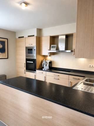 Ontdek dit lichtrijke en instapklare duplex appartement gelegen in een rustige en aangename omgeving. Dankzij de grote raampartijen, ruime leefruimte en zonnig terras geniet je hier van een heerlijk gevoel van ruimte en comfort. <br />TROEVEN:<br />• Ruime en lichtrijke leefruimte<br />• Moderne, volledig uitgeruste keuken<br />• 2 slaapkamers<br />• Verzorgde badkamer en douchekamer<br />• 2 afzonderlijke toiletten<br />• Zonnig terras<br />• Praktische wasruimte en extra bergruimte<br />• Dubbelle garage met elektrische poort<br />• Instapklaar en uitstekend onderhouden<br />• Bereikbaar via een lift<br />• Geschikt voor een koppel of alleenstaande<br />• EPC B<br />Vrij vanaf 1/07/2026 <br />Meer info of graag een bezoek?<br />Stuur een mail naar LS@entree.be voor meer info of een afspraak.