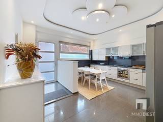 <p><span>Deze instapklare en charmante woning is gelegen op een perceel van 1a 71ca in een rustige straat in het hart van Zichem, op wandelafstand van het station. <br />De ligging vlakbij de Maagdentoren is een extra troef: u geniet hier van een rustige woonomgeving met prachtige wandelroutes langs de Demervallei op een steenworp, terwijl scholen, sportaccommodaties, winkels en andere voorzieningen zijn vlot bereikbaar. </span></p><p><span>Ook de verbindingen richting Leuven, Brussel en Hasselt zijn uitstekend.</span></p><p><span>Met een bewoonbare oppervlakte van 182m², verdeeld over het gelijkvloers en twee verdiepingen, biedt deze woning verrassend veel ruimte en comfort.<br />Op het gelijkvloers verwelkomt een ruime, volledig uitgeruste keuken die mooi aansluit op de lichtrijke leefruimte. </span></p><p><span>Dankzij de zuidgerichte tuin geniet u in de leefruimte de hele dag door van een aangename lichtinval.<br />Vanuit de leefruimte heeft u rechtstreeks toegang tot de tuin met aangelegd terras. <br />Achteraan bevindt zich een overkapping die tal van mogelijkheden biedt: extra opslagruimte, een buitenkeuken of een knusse zithoek om in alle rust te ontspannen. <br />Daarnaast beschikt het gelijkvloers over een aparte berging en een gastentoilet. </span></p><p><span>Via de inkom is er een handige doorgang naar de tuin voorzien.</span></p><p><span>Op de eerste verdieping bevindt zich een ruime slaapkamer en een comfortabele badkamer, uitgerust met een ligbad, aparte douche, toilet en aansluitmogelijkheden voor wasmachine en droogkast.<br />De tweede verdieping biedt twee praktische slaapkamers en een technische ruimte. <br />Via een inklapbare trap bereikt u bovendien de opbergzolder.</span></p><p><span>Kortom, deze woning combineert ruimte, comfort en een uitstekende ligging in het gezellige Zichem. </span></p><p><span>Een ideale thuis voor wie rustig wil wonen, maar toch alle voorzieningen en verbindingswegen binnen handbereik wenst.</span></p><p><span>Interesse? Neem gerust contact op voor meer informatie of een bezoek ter plaatse.</span></p><p><span>Contacteer ons voor een bezoek op 013 31 25 22 of mail <span>nathalie@immodiest.be</span></span><span> </span></p><p><span>We helpen je met een glimlach verder op zoek naar jouw nieuwe thuis.</span></p><p><span>In afwachting van het bezoek kan u alvast de virtuele tour bekijken.</span></p>