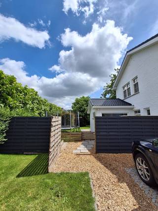 Vrijstaande, volledig instapklare woning op 790 m² in rustige woonwijk

U kan intekenen op onze kijkdagen via https://sites.google.com/view/tekoopzilverberkstraat/homepage

In een rustige en kindvriendelijke woonwijk in Zevendonk bevindt zich deze vrijstaande gezinswoning op een perceel van ongeveer 700 m². De verkeersarme straat is ingericht als speelstraat en combineert een aangename woonomgeving met een vlotte verbinding naar Turnhout, de E34, scholen, winkels en recreatiemogelijkheden.

De woning werd oorspronkelijk gebouwd in de jaren 60 en onderging in 2010 een grondige renovatie waarbij alle belangrijke technische installaties werden vernieuwd. Zo werden de elektriciteit, water- en verwarmingsleidingen, riolering en zekeringkast volledig vervangen. Daarnaast werden alle ramen vernieuwd, het dak geïsoleerd en een energiezuinige gascondensatieketel geplaatst. Het heeft EPC C en is asbestvrij. In 2025 werd het dak vernieuwd en zowel aan binnen- als buitenkant alles voorzien van een nieuwe laag verf.

Met een bewoonbare oppervlakte van ongeveer 155 m² biedt deze woning verrassend veel leefruimte. Dankzij een aanbouw van circa 30 m² beschikt de woning over een ruime en lichtrijke woonkamer met een aangenaam zicht op de tuin.

De gelijkvloerse verdieping omvat een inkomhal, aparte keuken, ruime eetkamer, woonkamer, wasplaats, gastentoilet en badkamer met bad, douche en dubbele wastafel.

Op de eerste verdieping bevinden zich drie slaapkamers en een apart nachttoilet met wastafel. Via een vaste trap bereikt u bovendien een volledig afgewerkte bergzolder die over de volledige lengte van de woning extra opslagruimte biedt.

De volledig omheinde tuin is zuidoost georiënteerd en werd aangelegd met aandacht voor privacy en groen. Twee tuinbergingen bieden extra opbergruimte voor fietsen en tuinmateriaal. De oprit biedt plaats aan twee tot drie wagens.