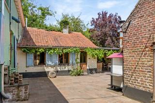 Deze prachtige en unieke dorpswoning ligt in het dorp van Snellegem, aan de hoek met Bosweg. Een authentieke eigendom, uniek in zijn soort, met een overvloed aan karakter en warme houten accenten die de sfeer van weleer ademen.<br /><br />Het perceel van 798 m² is volledig afgesloten van de omliggende straten, wat zorgt voor een ongeziene rust en privacy. De woning zelf biedt een benutbare oppervlakte van 236 m², met daarnaast nog een ruime kelder, bijgebouwen, een buitenkeuken en serre. Ruimte in overvloed.<br /><br />De buitenkeuken met overdekt terras nodigt uit tot genieten tijdens zonnige zomeravonden, in aansluiting met de tuin en groenteserre wordt een zuiderse sfeer compleet gemaakt. Het bijgebouw, momenteel ingericht als schrijnwerkersatelier, biedt een waaier aan invullingen.<br /><br />Wat een setting, wat een rust, wat een mogelijkheden! Benieuwd naar deze unieke eigendom?<br /><br />Contacteer Katrien Le Roy via <strong>katrien@waeyler.be</strong> of <strong>0477 46 53 11</strong> voor het vastleggen van uw afspraak.