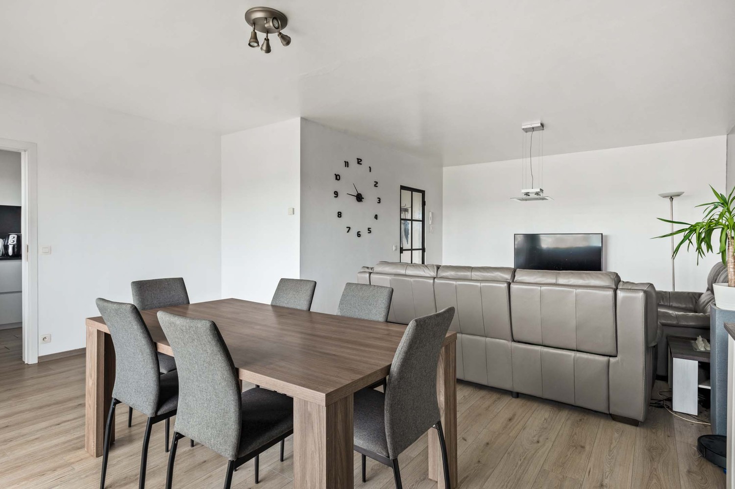 Instapklaar appartement met 2 slaapkamers, terras en autostaanplaats op centrale ligging in Merksem! - foto 5