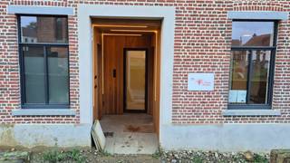 Op een rustige landelijke locatie in Sint-Pieters-Rode bieden wij een uniek woonconcept aan boven een artsenpraktijk.Deze uiterst ruime en lichtrijke...