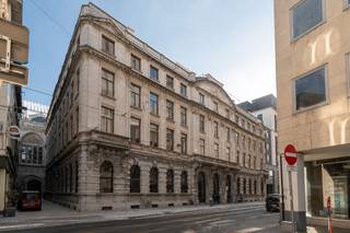 Het gunstige EPC-attest, de videotour, het grondplan, de elektrische keuring en de asbestinventaris kan u terug vinden op de Wellimmo-site bij 'downloads'<br /><br />Op DE toplocatie te hartje Antwerpen, aan de voet van de Boerentoren en omgeven door vele handels- en horecazaken,treffen we dit riant (220m²) appartement met vele originele elementen en een ruim terras (35m²) met een heerlijk rustige achterzijde en zicht op de prestigieuze Handelsbeurs,<br /><br />Het monumentale gebouw 'Residence Maritime', naar de hand van architect Joseph Hertogs (Bourla-schouwburg), is een uniek nalatenschap op gebied van de typerende beaux-arts-architectuur van begin 1900. Het appartement met plafondhoogte van maar liefst 4 meter! geniet een mooie afwerking met behoud van vele authentieke elementen (originele schrijnwerk, parketten, natuursteen,.....) inclusief alle hedendaags comfort.<br /><br />Via een ruime inkomhal op originele tegel met gastentoilet, en vestiaire krijgen we toegang tot de riante leefruimte (95m²) in 2 delen met open-gashaard en airco op visgraatparket. Langs de andere zijde bevindt zich de keuken met bijkeuken en toegang tot het ruime en rustig gelegen terras met zicht op de groene binnentuin en de zopas gerenoveerde Handelsbeurs.<br /><br />Verder treffen we een ruime slaapkamer met airco, een aanpalende ingerichte dressing en een badkamer op fraaie natuursteen met ligbad en inloopdouche.<br /><br />Als kers op de taart is er een ruime kelderberging (12m²) inbegrepen en een autostaanplaats optioneel aan te kopen (40.000€) ) Zeer gunstig EPC-attest en blanco EK-keuring voorhanden<br /><br />Voor meer info bel 03/225.00.68 of info@wellimmo.net