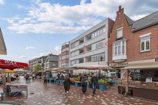 <p>In het bruisende centrum van Deinze op wandelafstand winkels, theater, scholen, openbaar vervoer,… op een boogscheut van belangrijke invalswegen kan u dit mooie appartement vinden. Het gebouw bestaat uit 3 verdiepingen en het appartement 83m² bewoonbare oppervlakte bevindt zich op de tweede verdieping. </p><p></p><p>U betreedt het appartement via de centrale inkomhal. In de lichtrijke woonkamer is een authentieke parketvloer aanwezig. </p><p>De keuken is voorzien van kookplaat, dampkap, oven en een vaatwasmachine. Aangrenzend is er een balkon. </p><p>De badkamer beschikt over een ligbad en een lavabomeubel. Aanpalend vind u een apart toilet. </p><p>Aan de achterzijde van het gebouw bevinden zich 2 volwaardige slaapkamers. </p><p></p><p>In de kelderverdieping is er een praktische berging aanwezig. Het appartement beschikt eveneens over een overdekte, afgesloten autostaanplaats. Verplicht bij te kopen € 17.000.</p>