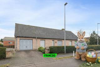 In de Fazantenlaan te Zedelgem, op een centrale maar rustige ligging, bevindt zich deze bungalow met bijzonder veel mogelijkheden. Deze...