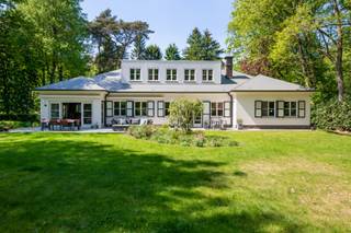 Deze uitstekend onderhouden villa is rustig gelegen in het residentiële Kapellenbos en combineert ruimte, licht en comfort op harmonieuze wijze...