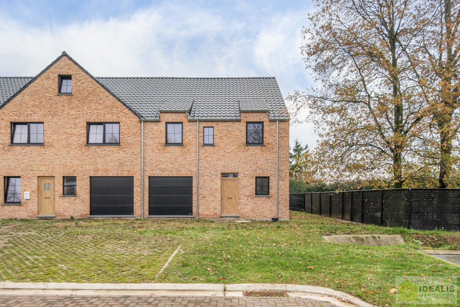 PRACHTIGE NIEUWBOUWWONING (GRONDAANDEEL €116.000,00 + 12% REGISTRATIERECHTEN EN CONSTRUCTIE € 277.000,00 + 21% BTW) MET EEN HEERLIJK LICHTRIJKE WOONKAMER MET OPEN KEUKEN MET AANSLUITEND BERGPLAATS, BUREEL, INPANDIGE GARAGE, 3 SLAAPKAMERS, EEN RUIME BADKAM - foto 1