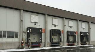 Fantastically located logistics warehouse of 11,310 m² with an office of 936 m² for rent at 2 km from the E42 and 2.5 km from the E42 in Pommeroeul. The insulated warehouse is equipped with loading docks, automatic sectional gates and a poly concrete floor. Furthermore, the warehouse has fluorescent lighting and a high voltage cabin. Also possibility to rent larger surfaces. Presence of social areas and a canteen. Immediately available! Ample parking and maneuvering space on the paved site. Contact PANORAMA for additional (technical) information, plans or a site visit without obligation 0479 70 70 70.