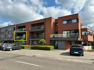 <p><span>Magnifique appartement neuf à louer dans le centre de Duffel-West</span></p><p><span>Vous recherchez un appartement neuf, spacieux et lumineux, bénéficiant d'un emplacement exceptionnel ? Cet appartement élégant, situé au centre de Duffel-West, offre tout le confort moderne et un agencement bien pensé.</span></p><p><span>En passant par le vaste hall d'entrée, qui offre suffisamment d'espace pour un vestiaire, vous accédez au salon convivial baigné de lumière naturelle grâce à la grande baie vitrée coulissante. Depuis le salon, vous accédez directement à la terrasse ensoleillée de 10 m² orientée sud-ouest, où vous pourrez profiter pleinement du soleil de l’après-midi et du soir.</span></p><p><span>La cuisine ouverte et entièrement équipée dispose d’un réfrigérateur, d’un congélateur, d’une plaque de cuisson électrique, d’une hotte aspirante, d’un lave-vaisselle et d’un four. À côté se trouve un débarras pratique avec des branchements et de la place pour une machine à laver et un sèche-linge.</span></p><p><span>L'appartement compte trois chambres à part entière, situées au calme à l'arrière du bâtiment, ce qui vous permet de profiter d'un maximum de tranquillité, à l'abri de la circulation routière.</span></p><p><span>L'appartement dispose également d'un débarras privé en sous-sol de 4 m². L'immeuble est équipé d'un ascenseur qui dessert également le sous-sol, et un local à vélos commun est à votre disposition.</span></p><p><span>Les charges communes s'élèvent à 50 par mois.</span></p><p><span>Disponible à partir du 1er août 2026.</span></p><p><span>Contactez-nous pour une visite au 015 200 999 ou à l'adresse info@vastgoedplus.be</span></p>