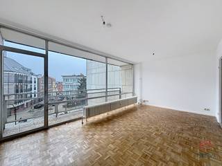 LAEKEN, dicht bij alle voorzieningen, pas gerenoveerd studio-appartement van ± 45m². Het is als volgt samengesteld: inkomhal, woonkamer van ±...